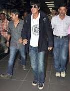 Shahrukh Khan At London Airport Images_02 (shahrukh khan at london airport images )