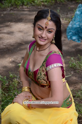 Sonia Agarwal hot navel show stills