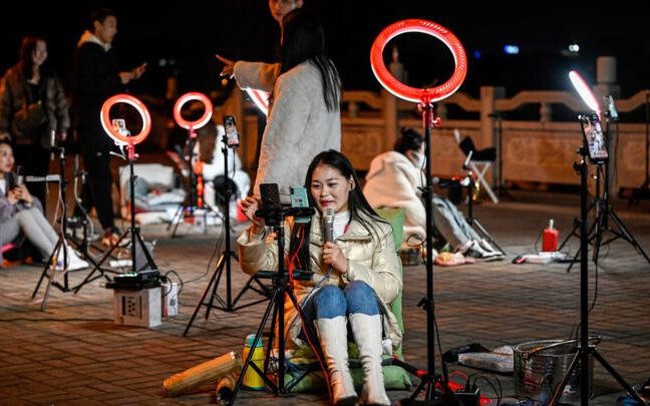 Xu hướng cực lạ tại Trung Quốc: livestream xuyên đêm ngoài đường để hút người hâm mộ trên TikTok, người xem càng nhiều thu nhập càng khủng