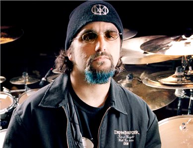 Foto de Mike Portnoy con gorro