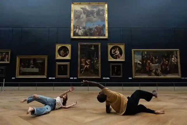 2 danseurs de Rosas dans un salle du Louvre