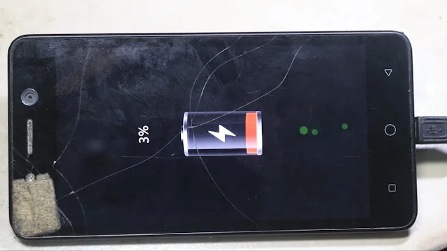 gambar ponsel yang sedang diperiksa kondisi baterainya