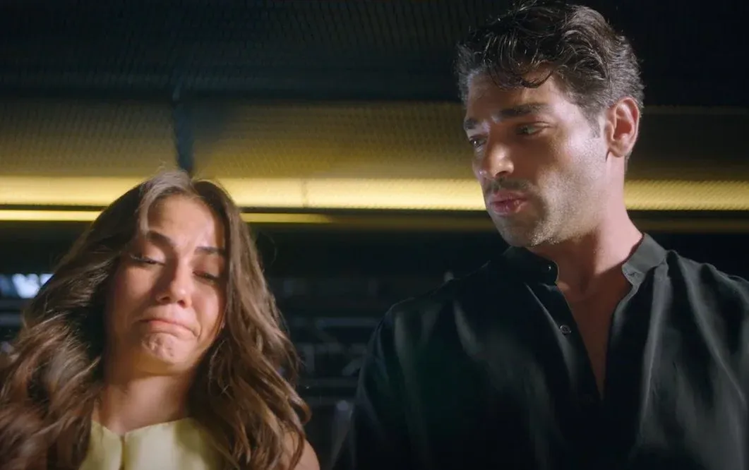 Esra Dermancıoğlu, an actress who is preparing to return to the screen with the series "Hudutsuz Sevda" and has made a name for herself through her social media posts, recently released a 7-minute video after watching a film on MUBI. In the video, she mentioned that in Turkey, stories are only told about young people between the ages of 20 and 27. She also expressed that in the TV and film industry, individuals who are 40 years old and above, like herself, are being overlooked.
