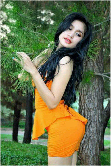 BibieJuliusModelinOrangeDress-06.jpg