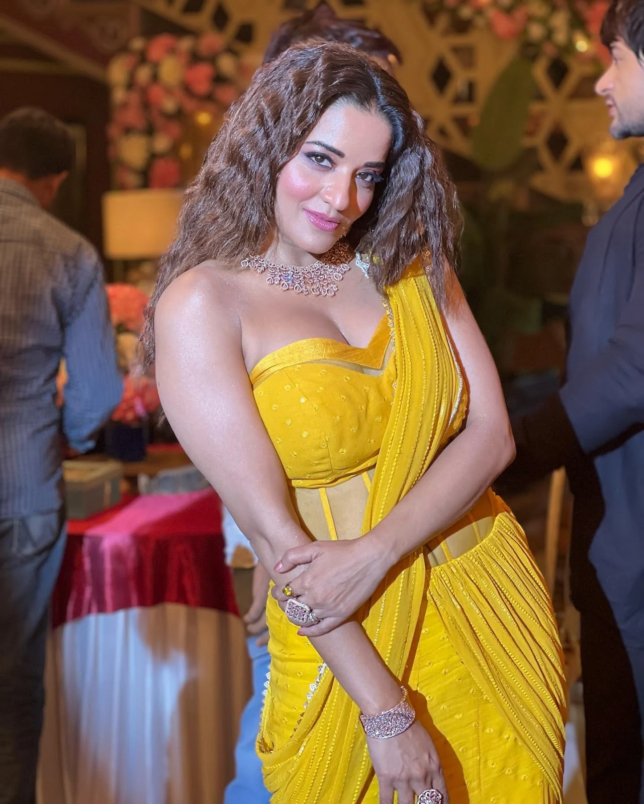 Monalisa cleavage curvy yellow saree yamini bekaboo