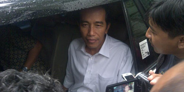 Saat Jokowi Berdoa dan Bersimpuh Sendiri di Makam Bung Karno