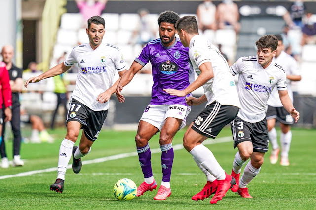 Saidy Janko acosado por Miguel Rubio, Andy y Fran García. BURGOS C. F. 3 REAL VALLADOLID C. F. 0. 05/09/2021. Campeonato de Liga de 2ª División, jornada 4. Burgos, estadio El Plantío. GOLES: 1-0: 34’, Juanma, de penalti. 2-0: 39’, Valcarce. 3-0: 42’, Juanma.