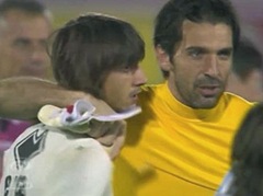 Buffon (Juventus) consola portiere avversario Perin (6 reti, Pescara) 2012