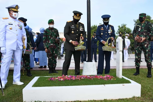 Warnai HUT Ke-76, 3 Matra TNI di Tanjungpinang Gelar Ziarah dan Tabur Bunga di TMP Pusara Bhakti