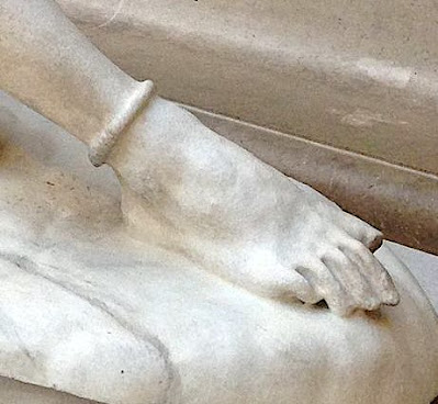 James Pradier ( 1790-1852)  Prométhée, 1827,  Marbre Blanc,  Détail du pied,  Musée du Louvre