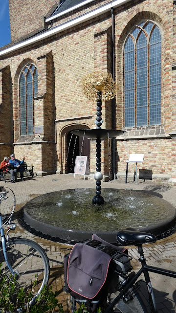 Elfstädtetour 11 Fountains 11 Brunnen in Friesland: Franeker – Bunnen „Die Oort‘sche Wolke“ von Jean-Michel Othoniel