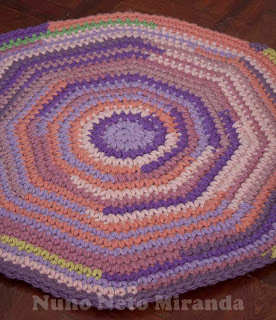 alt="crochet rug, tapestry yarn, tapete em crochet, lãs para tapeçaria"