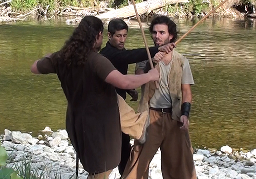 Répétition de cascade physique et duel d’escrime entre un pirate et un corsaire sur le tournage d'un film.