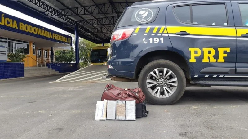 PRF prende mulher transportando cocaína em ônibus interestadual com destino a Bahia - Portal Spy