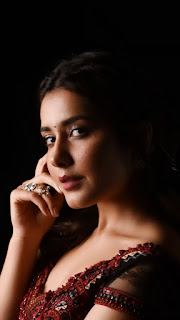 Raashi Khanna Beautiful Photos