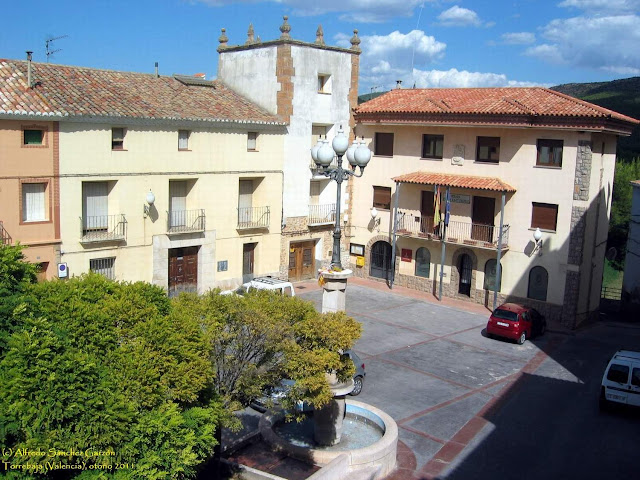 plaza-ayuntamiento-torrebaja-torreon-picos