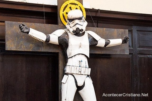 Soldado de Star Wars crucificado en una cruz