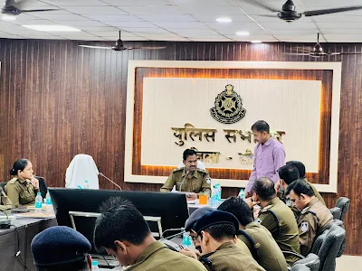 पुलिस अधीक्षक डॉ रविंद्र वर्मा (भा.पु.से.) द्वारा जिले में लंबित सीएम हेल्पलाइन शिकायतों की पुलिस अधीक्षक कार्यालय सभागार में की गई समीक्षा तत्पश्चात प्राप्त शिकायतों के निराकरण हेतु विशेष अभियान चलाकर निराकरण करने हेतु किया गया निर्देशित