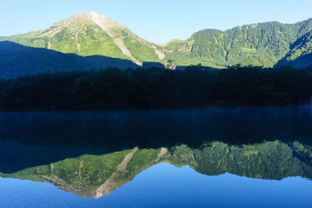 朝靄の大正池と焼岳～上高地（長野）