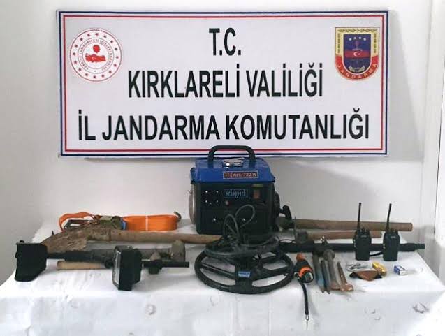 Kırklareli'nin Vize ilçesinde kaçak kazı yapan 5 şüpheli gözaltına alındı.