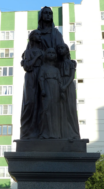 Памятник святым мученицам Вере, Надежде, Любови и матери их Софии