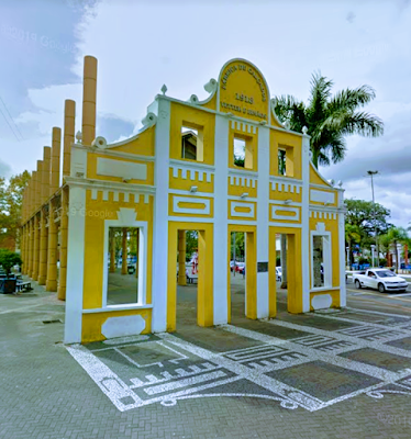 A foto mostra a fachada da Primeira Fábrica de Calçados do Munícipio de Campo Bom, a famosa Irmãos Vetter.