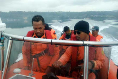 Ambon, Malukupost.com - Regu penyelamat dari Kantor Basarnas Ambon dikerahkan untuk mencari Kapal Motor (KM) Tiga Saudara yang mengalami patah kemudi dan terapung-apung di laut bersama 12 penumpangnya. "Nakhoda KM Tiga Saudara bernama Ono (40) melaporkan kepada kami pukul 08.40 WIT kalau kapal tersebut mengalami patah kemudi ketika dalam perjalanan dari Namlea, ibu kota Kabupaten Buru menuju pelabuhan Ambon," kata Kepala Kantor Basarnas setempat, Muslimin di Ambon, Jumat (18/1).