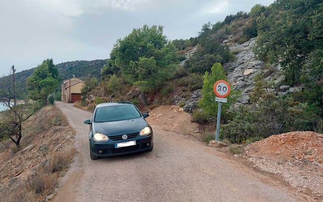 Pista del embalse de Pena que ahora deben utilizar los vecinos de Beceite para entrar y salir de la localidad / J. de Luna