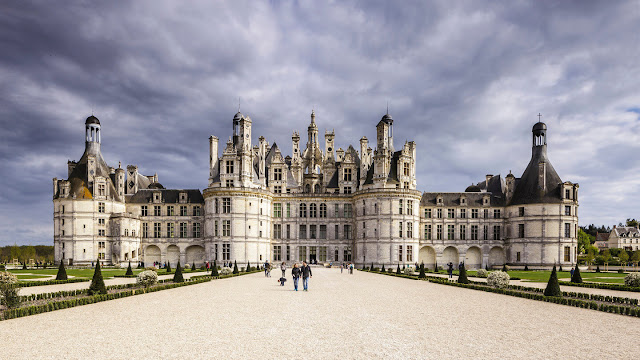 Lâu đài Chambord nằm ở vùng thung lũng sông Loire của, là một trong những tòa lâu đài dễ nhận diện nhất trên thế giới vì phong cách kiến trúc Phục hưng rất riêng biệt. Nơi này được xây dựng vào thế kỷ 16, bao quanh đây là khu vườn rộng lớn có diện tích hơn 2.200ha và nhà máy rượu vang. 