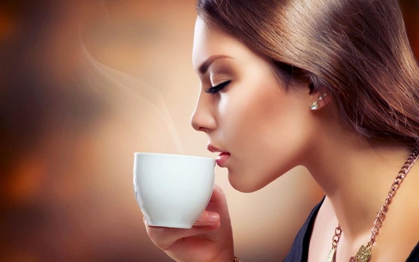 Thiếu nữ uống cà phê