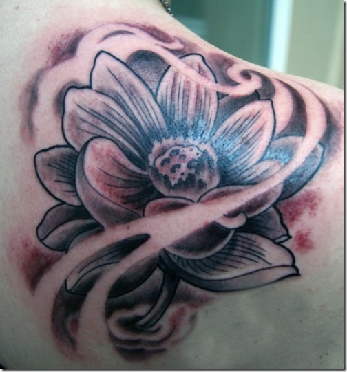 noir_et_blanc_de_lotus_tatouage_derrire_lpaule