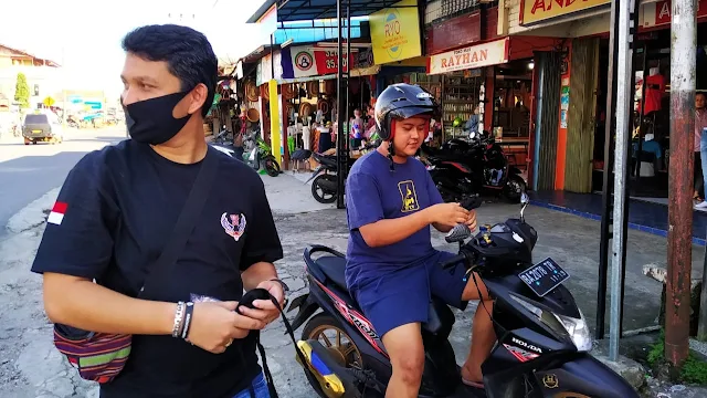 234 SC Bagikan Ratusan Masker ke Pendara di Simpang Empat Pasbar.