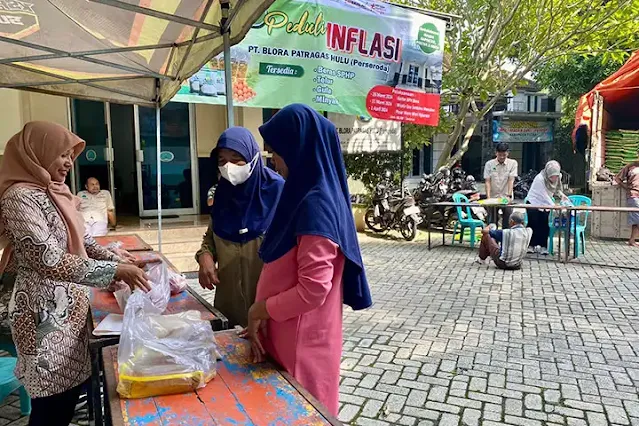 Pasar Murah digelar di halaman kantor PT. Blora Patragas Hulu dengan tajuk BPH Peduli Inflasi. (Dok. Pemkab Blora)