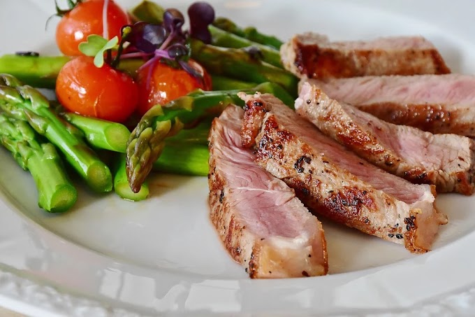 Carne a la parrilla con espárragos y tomatitos