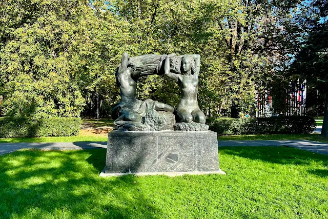 парк Дружбы, скульптура «Хлеб» (установлена в 1963 году)