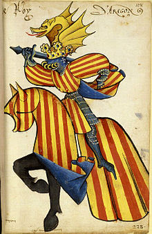 Representación heráldica ecuestre del rey de Aragón («Le Roy | d’Aragon») Alfonso V el Magnánimo con el señal real en sobreveste y gualdrapas del caballo