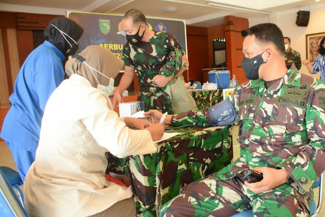 Prajurit TNI Dan PNS Mendapat Vaksinasi Tahap Dua di Korem 172 PWY