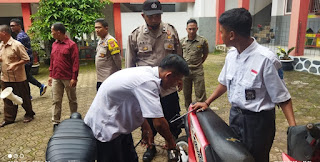 Antisipasi Adanya Gangguan Kamtibmas Di Lingkungan Sekolah, Polsek Situraja Polres Sumedang Laksanakan Pembinaan dan Penertiban Knalpot Bising Di  SMKN 1 Situraja