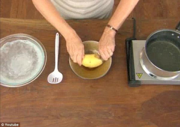 21 Daily Things You’ve Been Doing Incorrectly All Your Life & How To Do Them Right - Potatoes can be peeled without a peeler. Simply dunk them in boiling water until tender, then in ice cold water and pull the skin away.