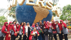 Foto bersama alumni Polinema 89 dengan latar Universal Studio, Singapura