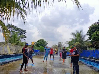 Asiknya Berenang di Garuda Waterland Tajur Halang