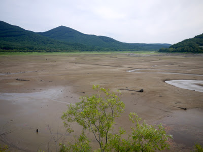 湖底むき出しのかなやま湖