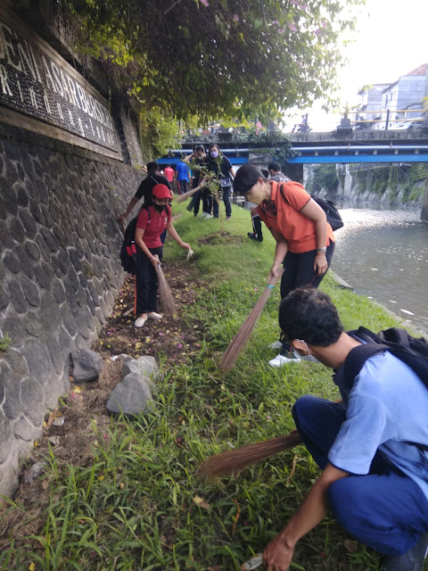  Kelurahan Pemecutan Tanam Pohon Bambu Tangkal Erosi di Bantaran Tukad Badung