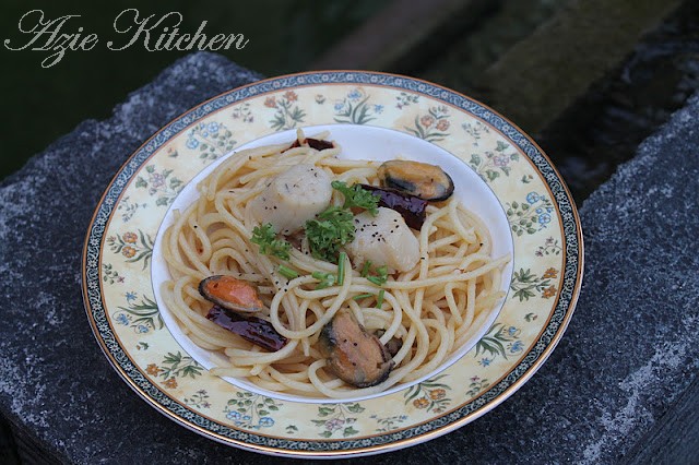 Seafood Spaghetti Aglio e Olio - Azie Kitchen