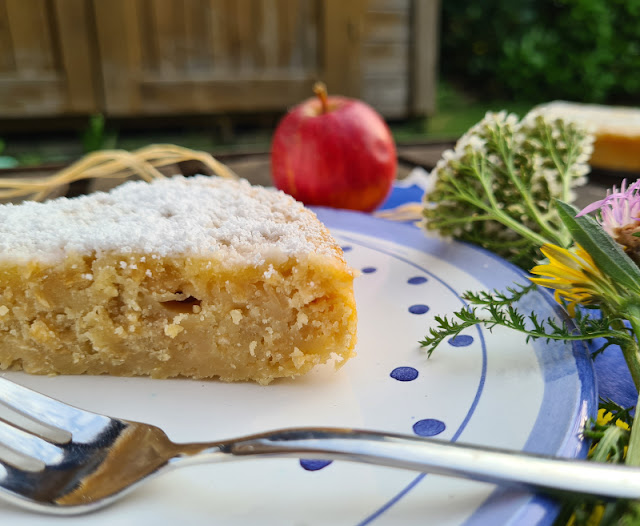 Einfaches Rezept: Schwedischer Kladdkaka mit Äpfeln. Ihr könnt den saftigen Apfelkuchen mit oder ohne Zimt zuzubereiten. Ich zeige Euch, wie Ihr nur wenige Zutaten braucht und den Kuchen schnell backt!