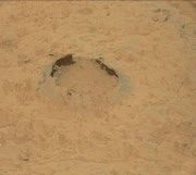 . direita do jipe robô Curiosity, que está explorando o planeta Marte.