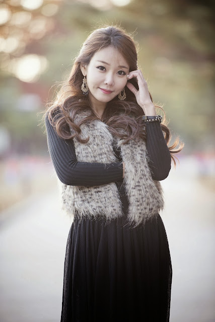 2 Beautiful Lee Da Hee outdoors - very cute asian girl-girlcute4u.blogspot.com