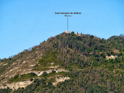 La capella de Sant Salvador de Bellver, sobre el Cingle Negre, vista des del peu del Puig Colomer