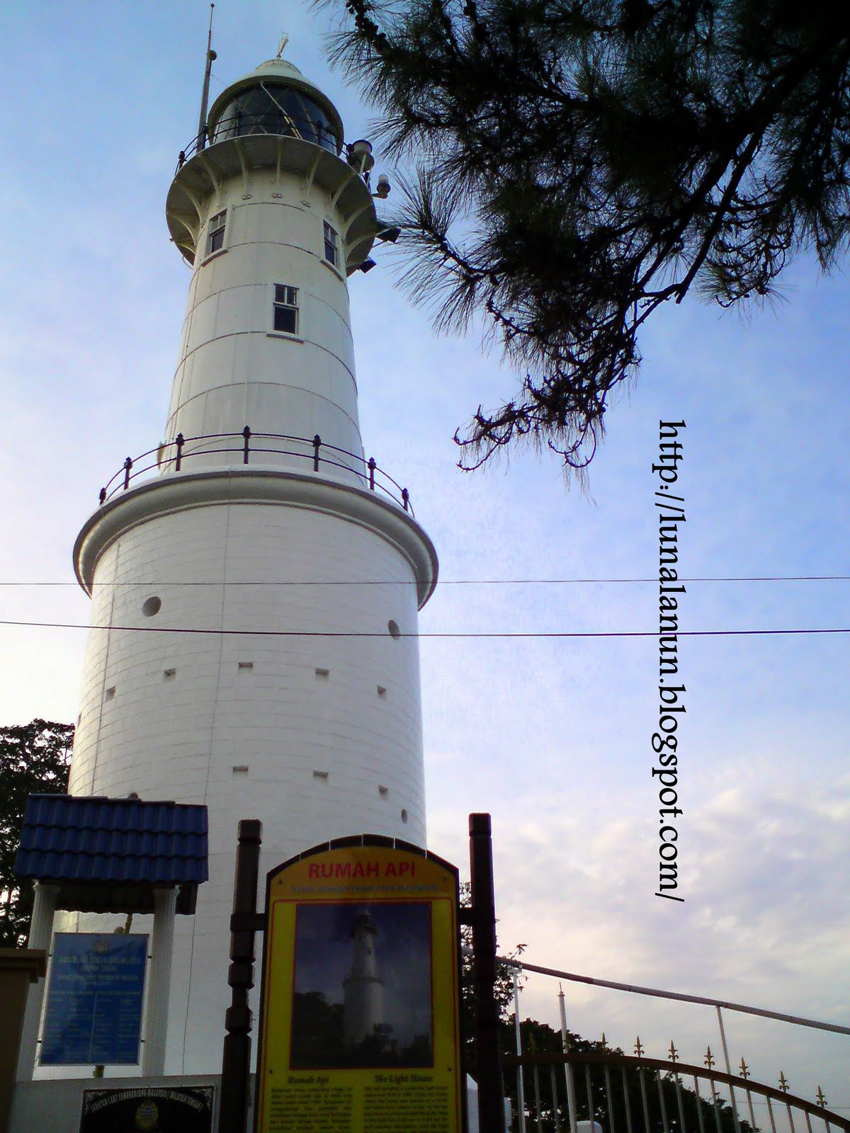 Rumah Api Kuala Selangor - Monumen Sejarah Lambang 