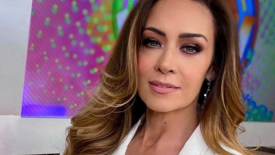 Anette Michel dio clases de moda en vestido blanco y se confirma como la conductora más bella